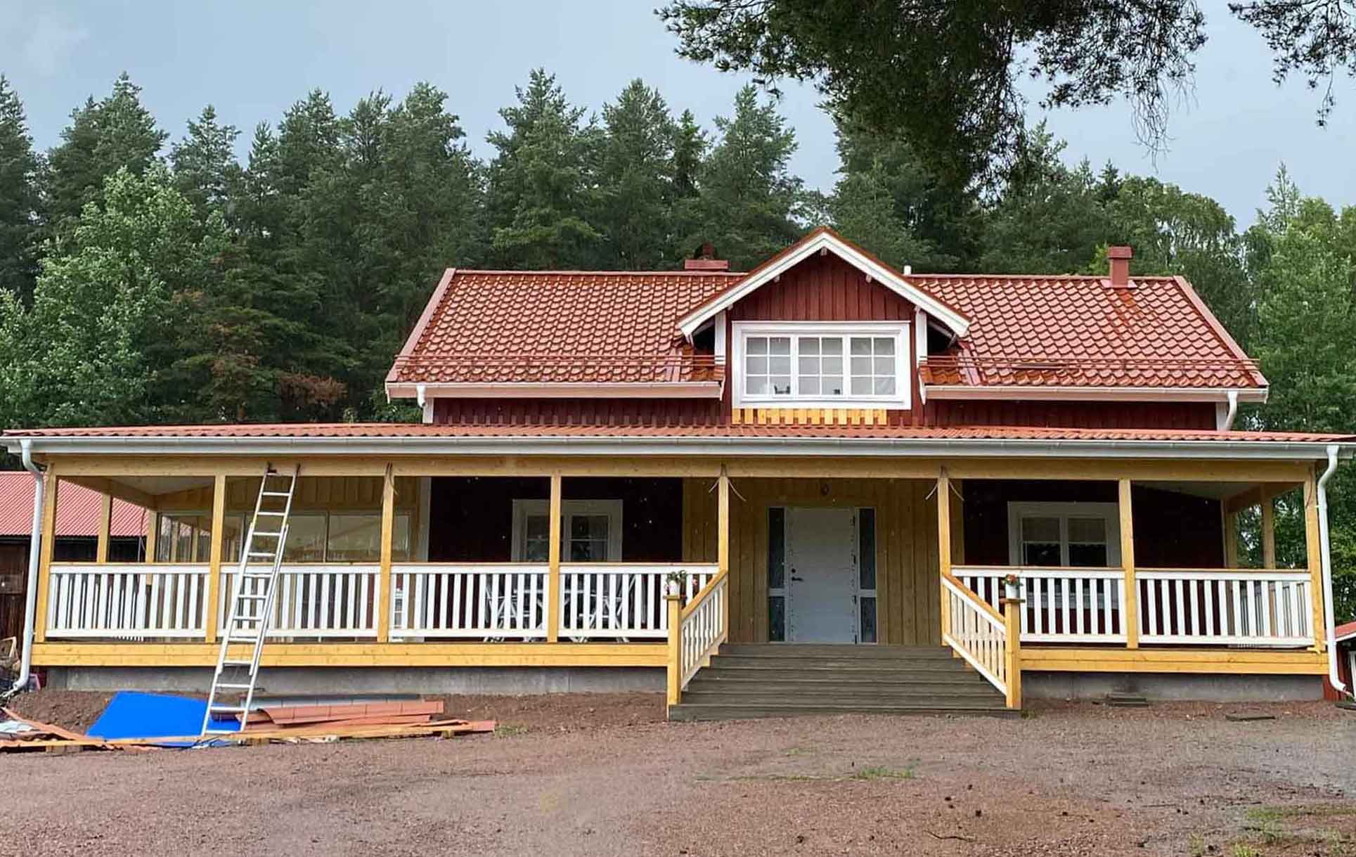 En nybyggd amerikansk veranda på en villa
