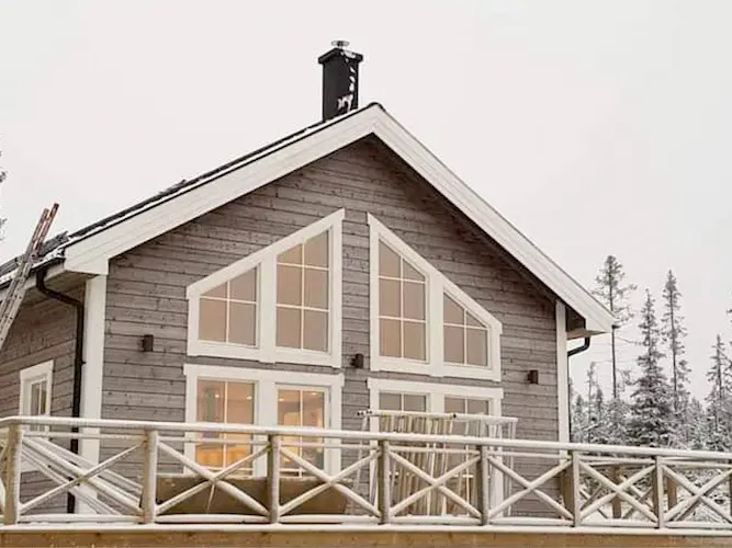 Nybyggd fjällstuga med veranda