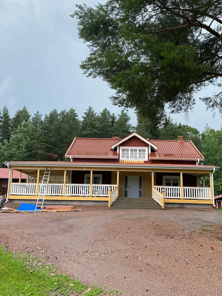 Amerikansk veranda på lantlig villa