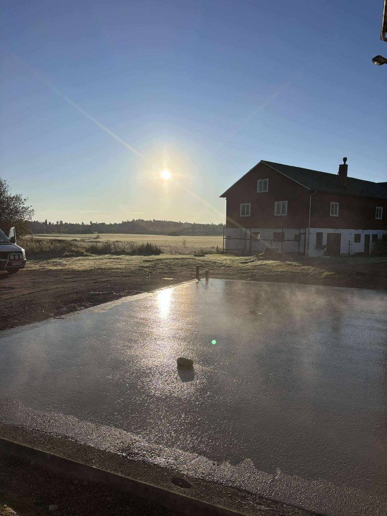 Nygjuten platta vid sjön